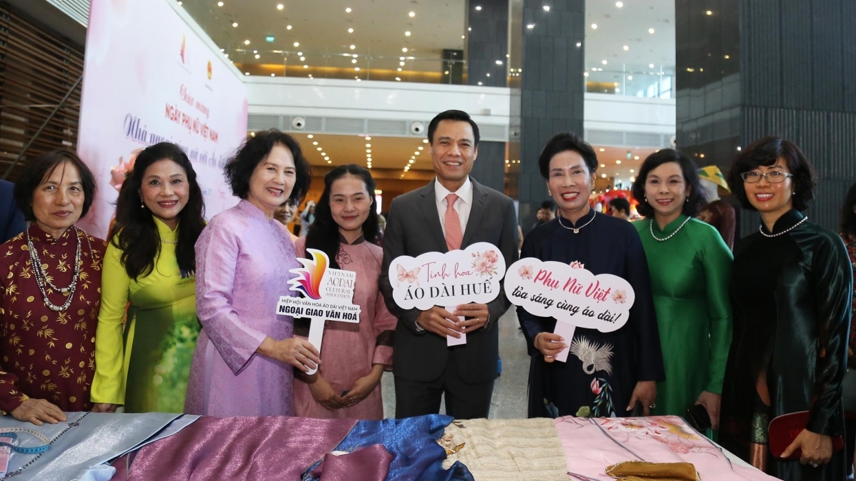 Nhà ngoại giao nữ với Áo dài Việt - Tôn vinh vẻ đẹp và bản sắc văn hóa Việt Nam