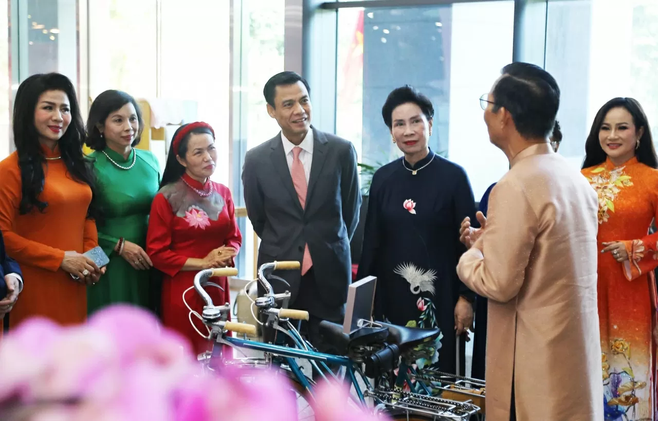 Thứ trưởng Đặng Hoàng Giang cùng T.s Đặng Thị Bích Liên tham quan không gian trưng bày của các Nhà thiết kế Áo dài truyền thống. (Ảnh: Thành Long) Thứ trưởng Đặng Hoàng Giang cùng T.s Đặng Thị Bích Liên tham quan không gian trưng bày của các Nhà thiết kế Áo dài truyền thống. (Ảnh: Thành Long)