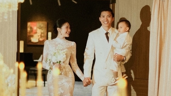 Gia đình Văn Hậu rạng ngời chụp ảnh kỷ niệm hai năm ngày cưới