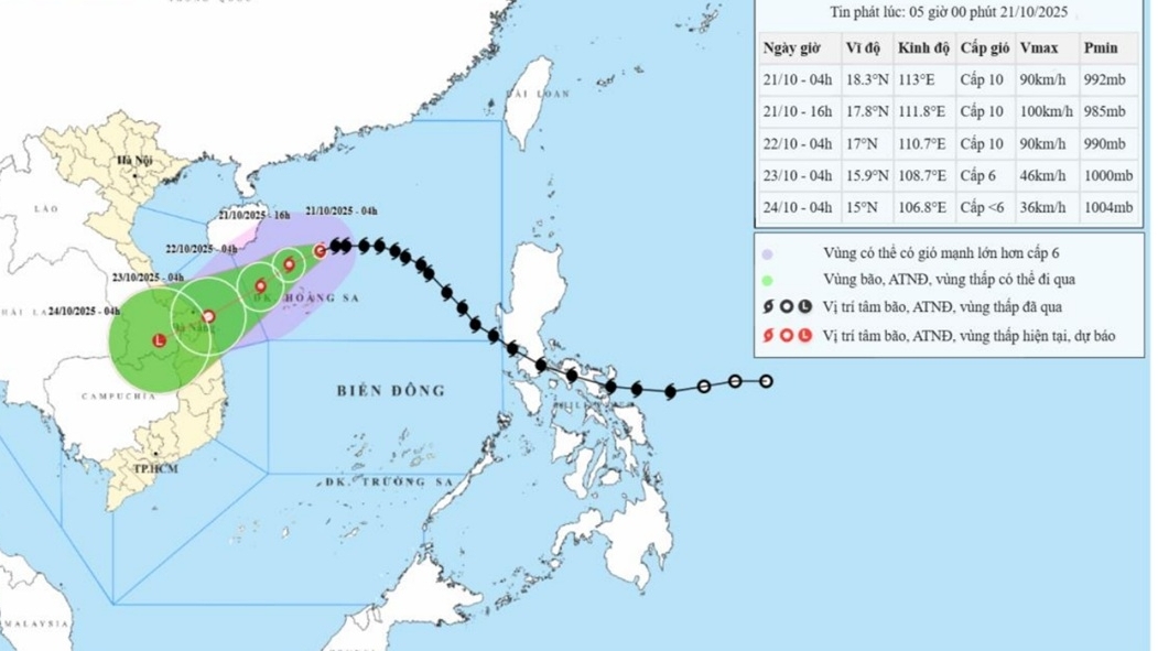 Bão số 12 duy trì cường độ cấp 12 khi di chuyển trên vùng biển đặc khu Hoàng Sa, gần tâm bão sóng cao 5-7m, Trung Bộ khả năng mưa lớn