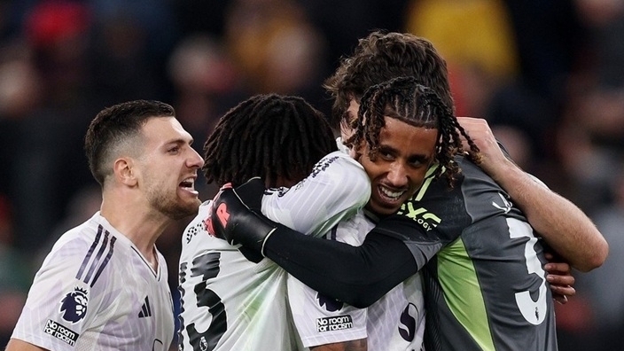 HLV Arne Slot nói đúng, Man Utd là 'vua' đường chuyền dài ở Ngoại hạng Anh 2025/26