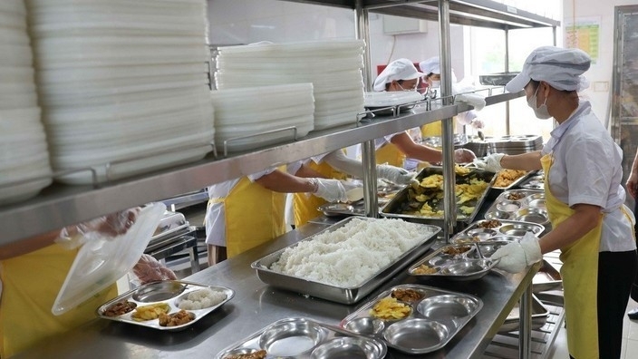 Hà Nội yêu cầu không làm gián đoạn bữa ăn bán trú cho học sinh
