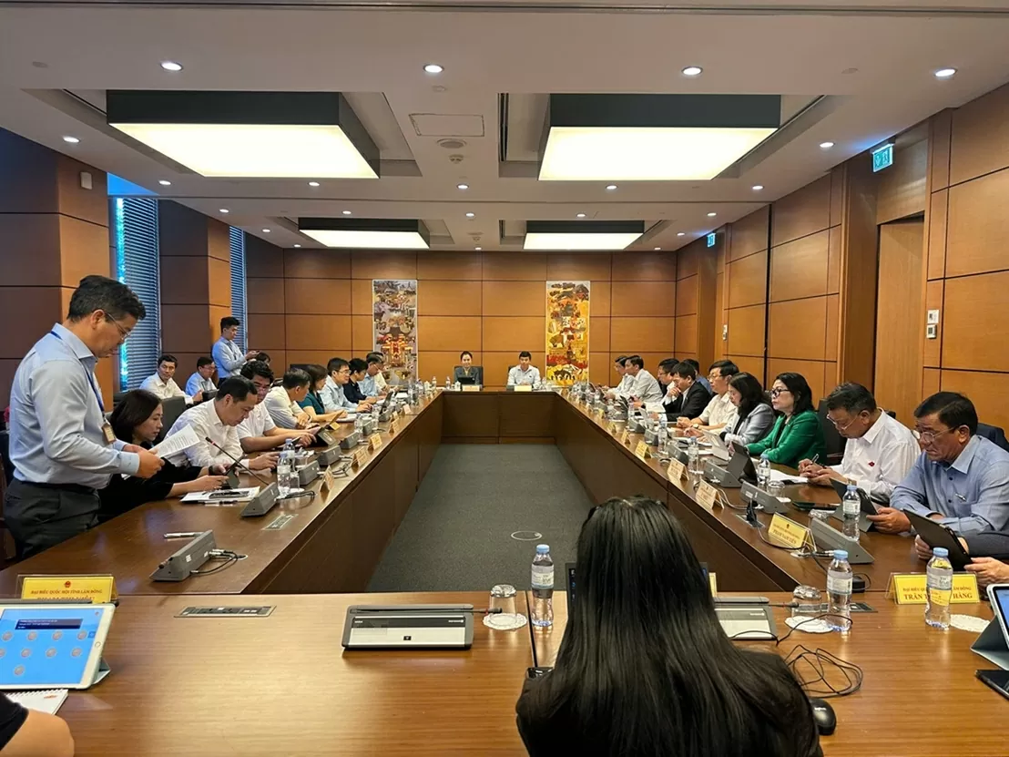 Toàn cảnh phiên thảo luận tại Tổ 7, gồm Đoàn ĐBQH các tỉnh Nghệ An và Lâm Đồng. (Nguồn: Quốc hội) Toàn cảnh phiên thảo luận tại Tổ 7, gồm Đoàn ĐBQH các tỉnh Nghệ An và Lâm Đồng. (Nguồn: Quốc hội)