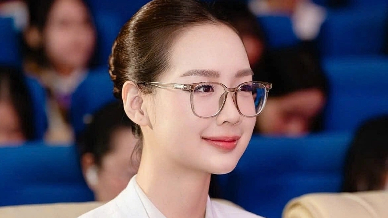 Sao Việt: Hoa hậu Bảo Ngọc thanh lịch, rạng rỡ; diễn viên Lan Ngọc khoe chân thon trên phố