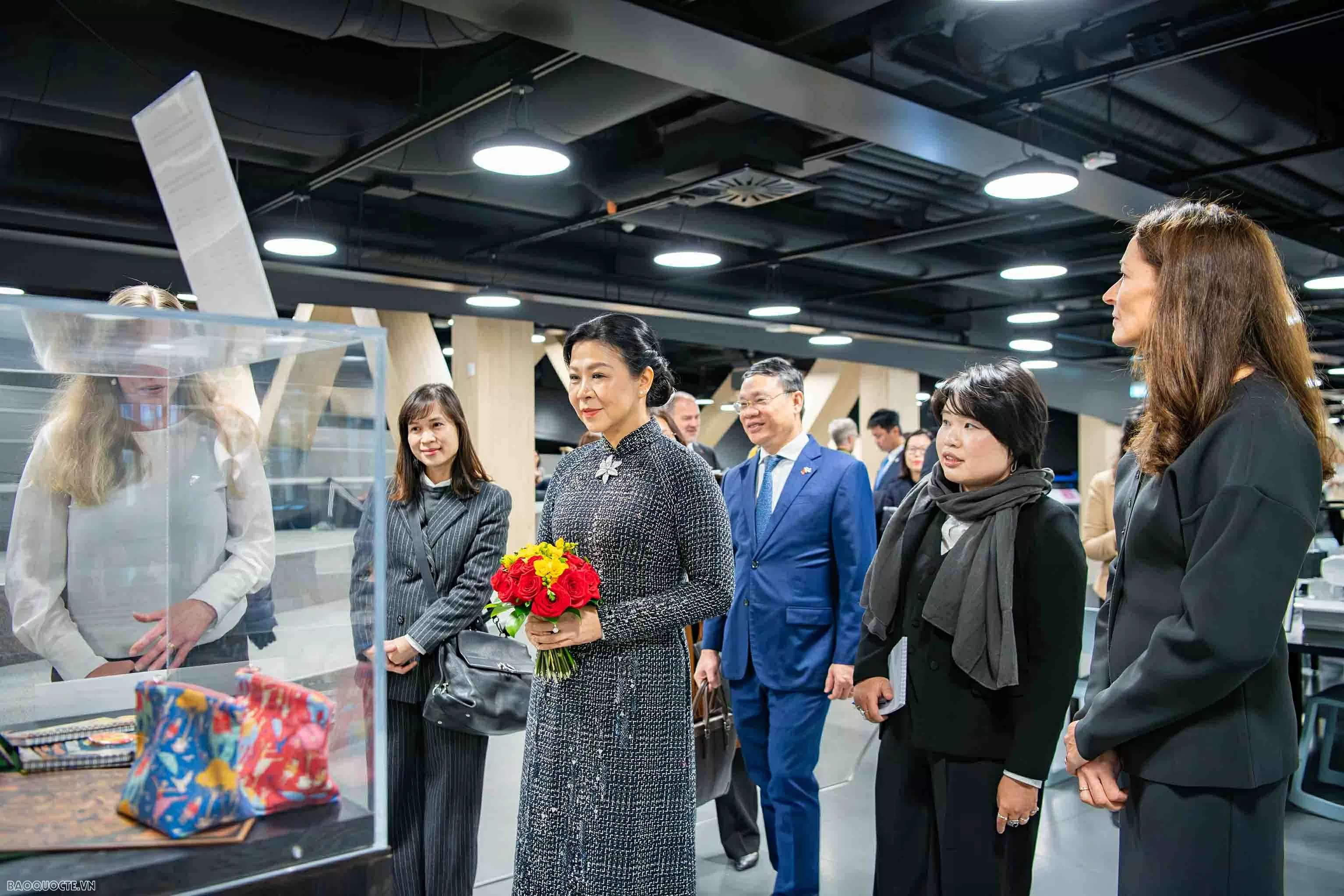 Phu nhân Tổng Bí thư, bà Ngô Phương Ly tặng tủ sách tiếng Việt cho Trung tâm Oodi, Phần Lan Phu nhân Tổng Bí thư, bà Ngô Phương Ly tặng tủ sách tiếng Việt cho Trung tâm Oodi, Phần Lan