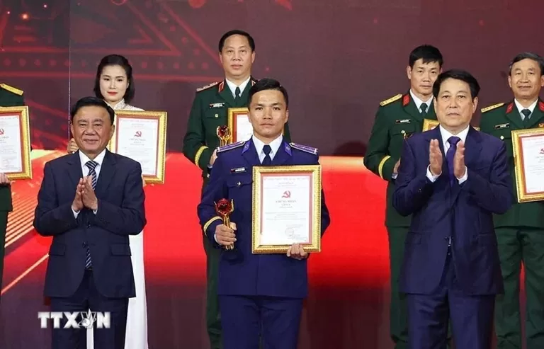 Chủ tịch nước dự Lễ trao giải Cuộc thi Chính luận về Bảo vệ nền tảng tư tưởng của Đảng lần thứ Năm Chủ tịch nước dự Lễ trao giải Cuộc thi Chính luận về Bảo vệ nền tảng tư tưởng của Đảng lần thứ Năm