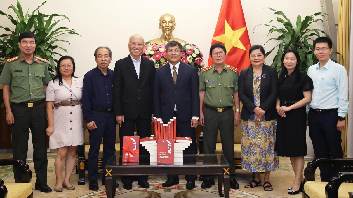 Nhà văn Trình Quang Phú tặng sách viết về Bác Hồ cho Bộ Ngoại giao