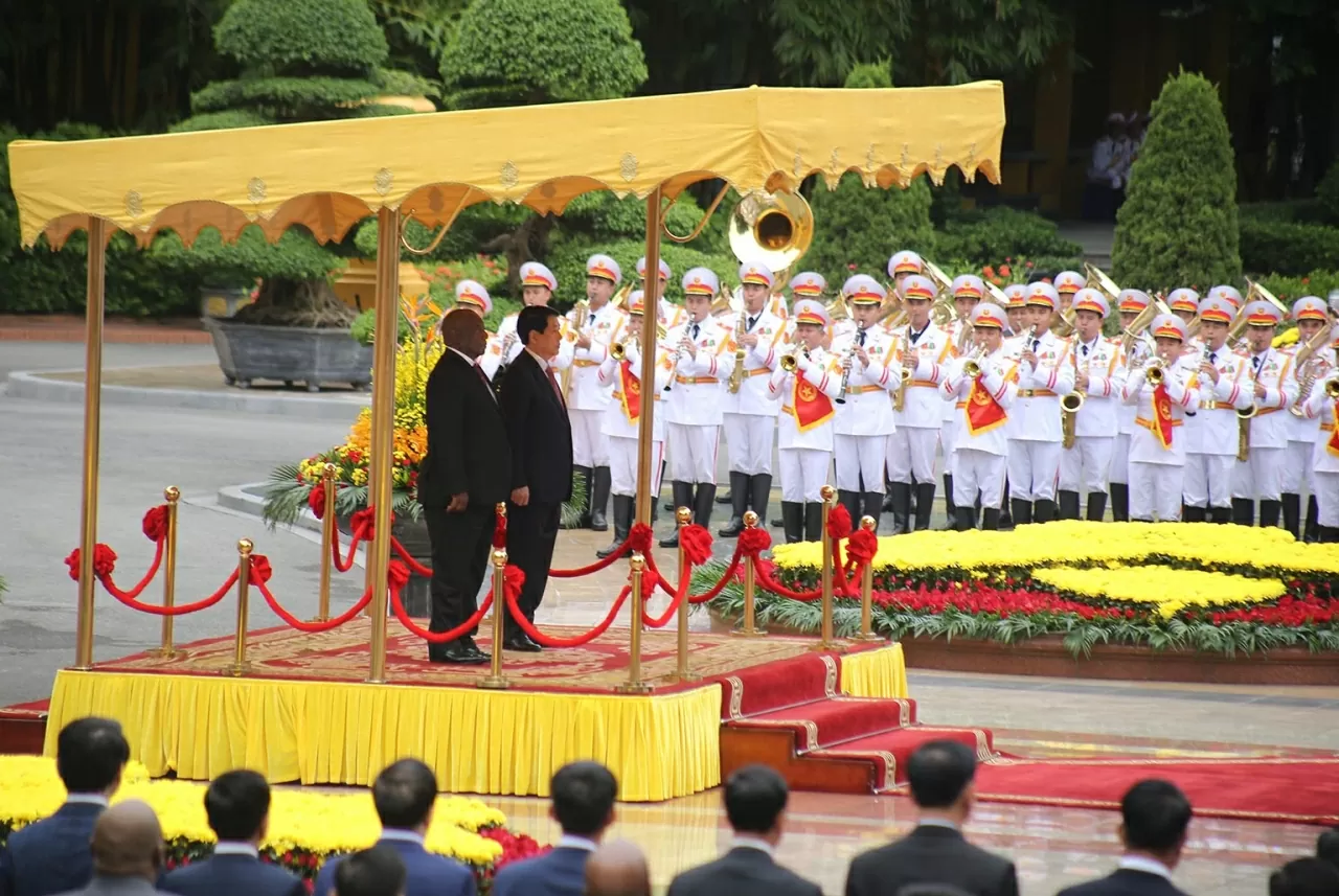 Chủ tịch nước Lương Cường và Phu nhân đón Toàn quyền Australia Sam Mostyn và Phu quân tại nơi đỗ xe. Hai thiếu nhi tiến lên tặng hoa. Người đứng đầu Nhà nước Việt Nam mời Toàn quyền Australia lên bục danh dự. Sau đó, Quốc thiều hai nước được cử lên. Chủ tịch nước Lương Cường và Phu nhân đón Toàn quyền Australia Sam Mostyn và Phu quân tại nơi đỗ xe. Hai thiếu nhi tiến lên tặng hoa. Người đứng đầu Nhà nước Việt Nam mời Toàn quyền Australia lên bục danh dự. Sau đó, Quốc thiều hai nước được cử lên.