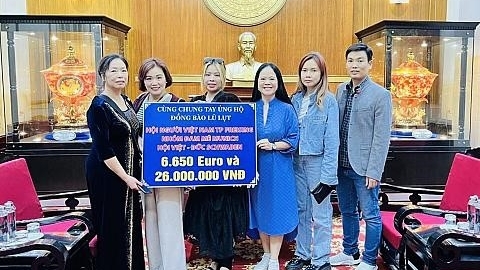 Người Việt phía Tây Nam nước Đức gửi tấm lòng về quê hương