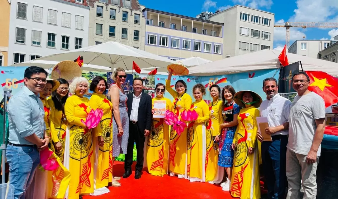 Người Việt phía Tây Nam nước Đức gửi tấm lòng về quê hương Người Việt phía Tây Nam nước Đức gửi tấm lòng về quê hương