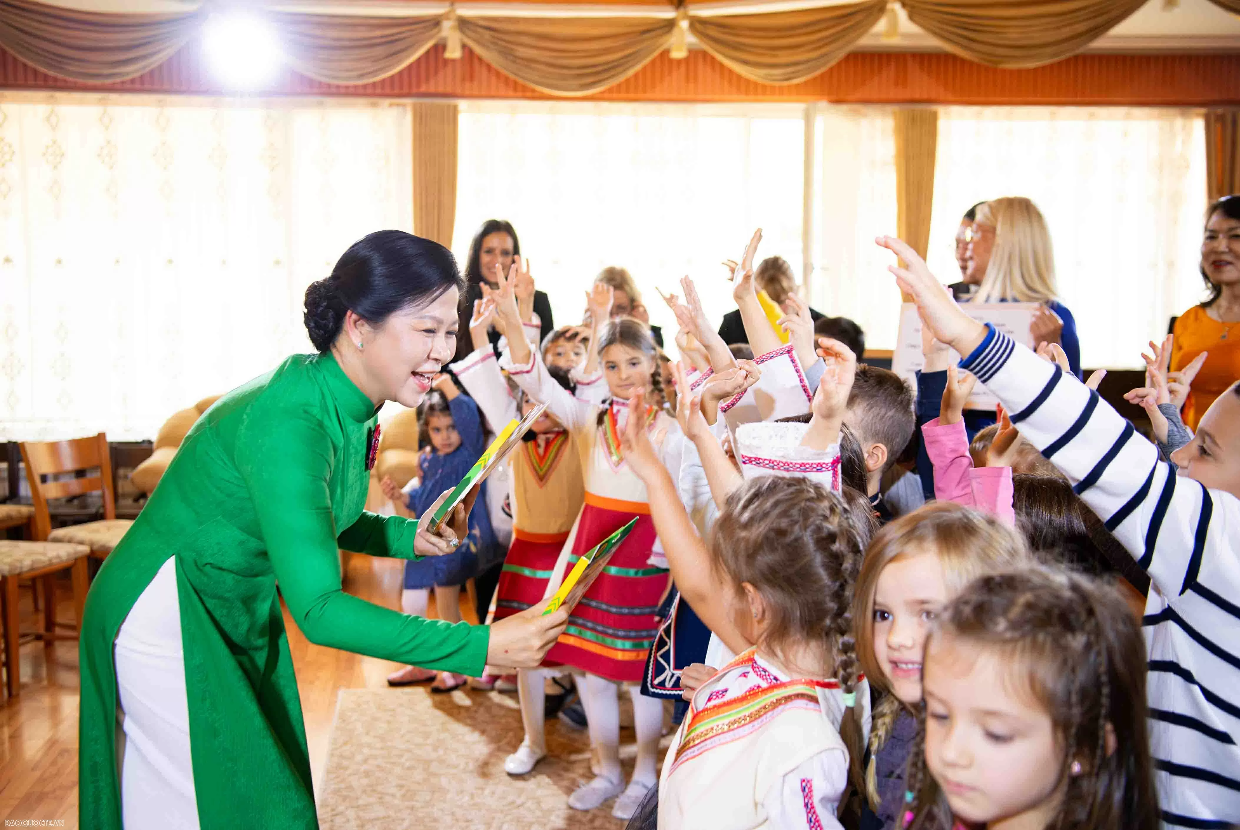 Phu nhân Tổng Bí thư cùng Phu nhân Tổng thống Bulgaria và các em nhỏ trải nghiệm cuốn nem, vẽ tranh Phu nhân Tổng Bí thư cùng Phu nhân Tổng thống Bulgaria và các em nhỏ trải nghiệm cuốn nem, vẽ tranh