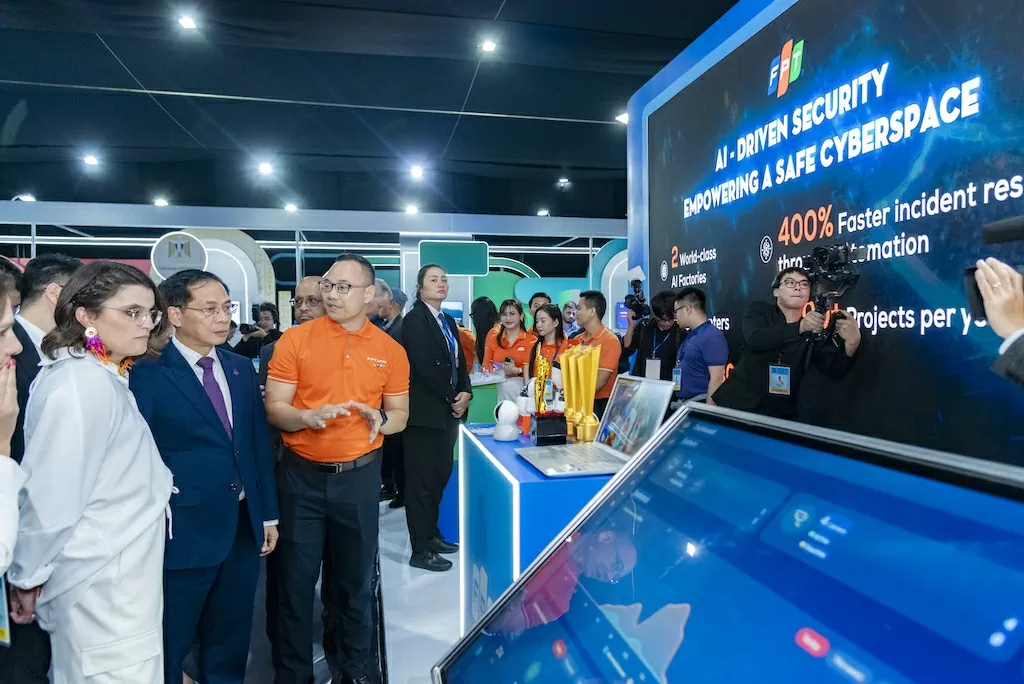 Tại sự kiện, đại diện FPT đã giới thiệu với Ủy viên Trung ương Đảng, Phó Thủ tướng Chính phủ Bùi Thanh Sơn và Phó Tổng thống Ecuador María José Pinto González Artigas (áo trắng) cùng đoàn đại biểu về Nền tảng giám sát bảo mật thông minh bằng AI của FPT đang được triển khai hiệu quả trong một số dự án an ninh quốc gia. Tại sự kiện, đại diện FPT đã giới thiệu với Ủy viên Trung ương Đảng, Phó Thủ tướng Chính phủ Bùi Thanh Sơn và Phó Tổng thống Ecuador María José Pinto González Artigas (áo trắng) cùng đoàn đại biểu về Nền tảng giám sát bảo mật thông minh bằng AI của FPT đang được triển khai hiệu quả trong một số dự án an ninh quốc gia.