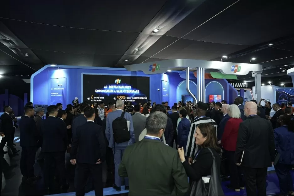 Khách quốc tế tham quan gian hàng FPT tại triển lãm công nghệ trong khuôn khổ Lễ mở ký Công ước Hà Nội. Khách quốc tế tham quan gian hàng FPT tại triển lãm công nghệ trong khuôn khổ Lễ mở ký Công ước Hà Nội.