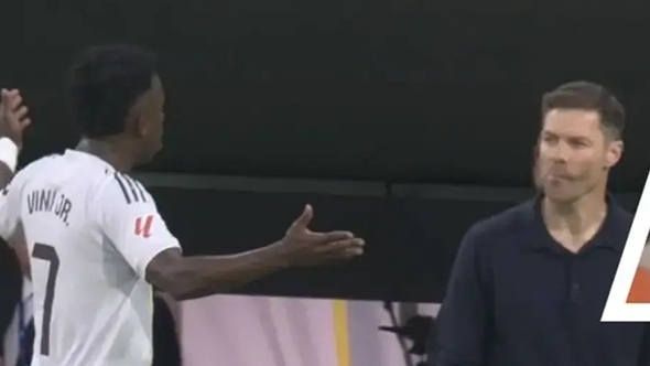 Giận dỗi, Vinicius không bắt tay HLV Alonso, đi vào đường hầm