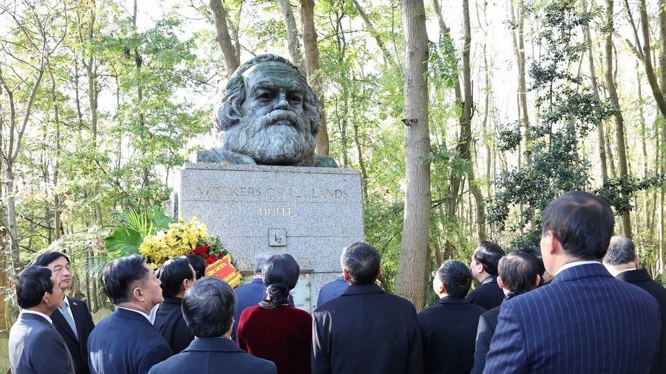 Tổng Bí thư Tô Lâm và Phu nhân viếng mộ Lãnh tụ giai cấp vô sản Karl Marx tại Anh