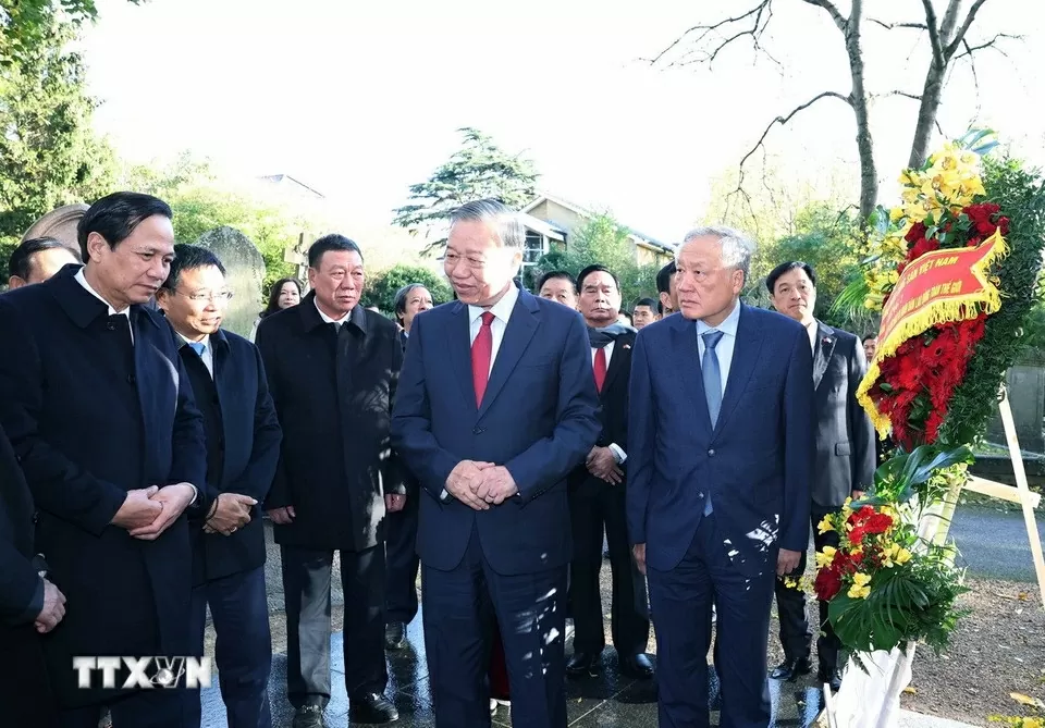 Tổng Bí thư Tô Lâm và Phu nhân viếng mộ Karl Marx tại Anh Tổng Bí thư Tô Lâm và Phu nhân viếng mộ Karl Marx tại Anh