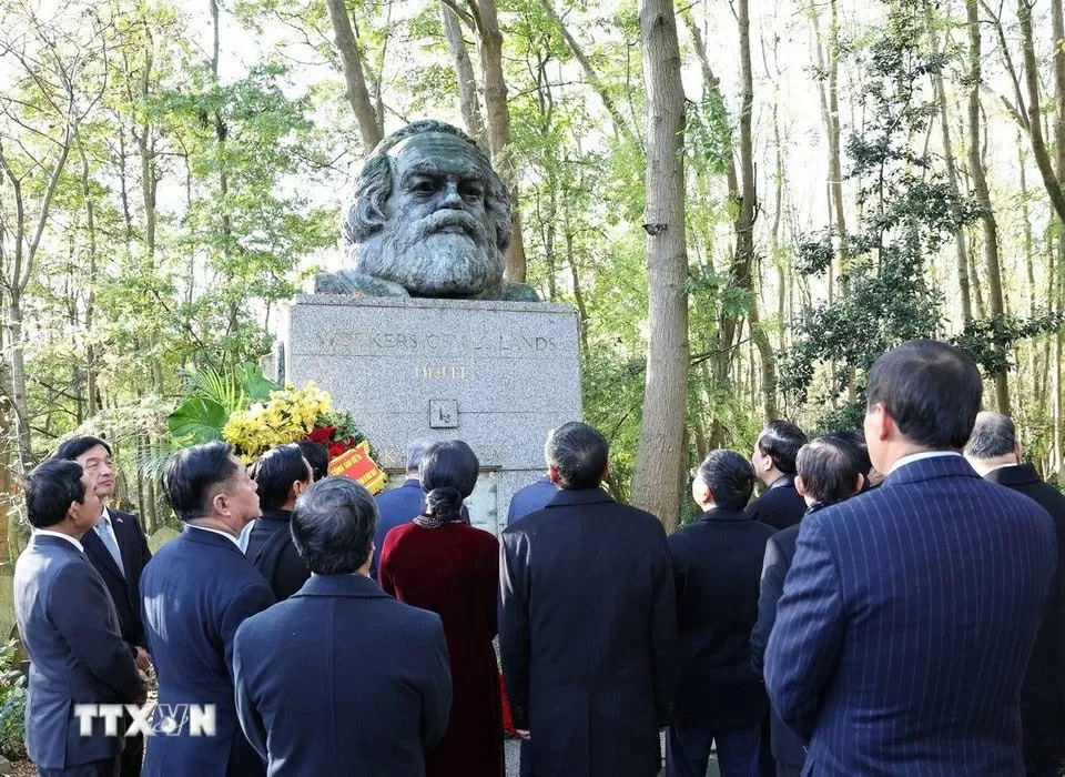 Tổng Bí thư Tô Lâm và Phu nhân viếng mộ Karl Marx tại Anh Tổng Bí thư Tô Lâm và Phu nhân viếng mộ Karl Marx tại Anh