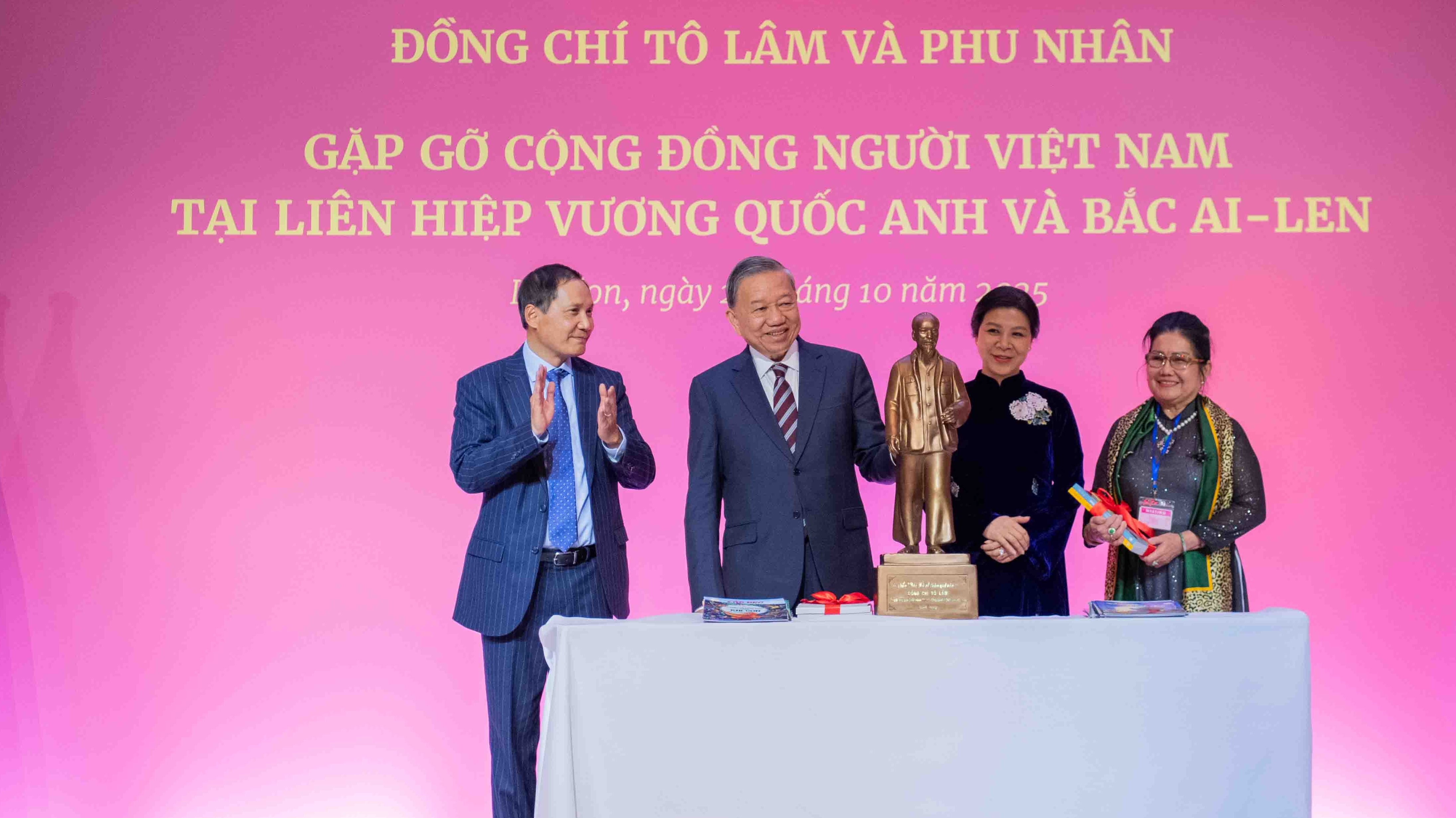 Tổng Bí thư Tô Lâm gặp gỡ cộng đồng người Việt tại Vương quốc Anh