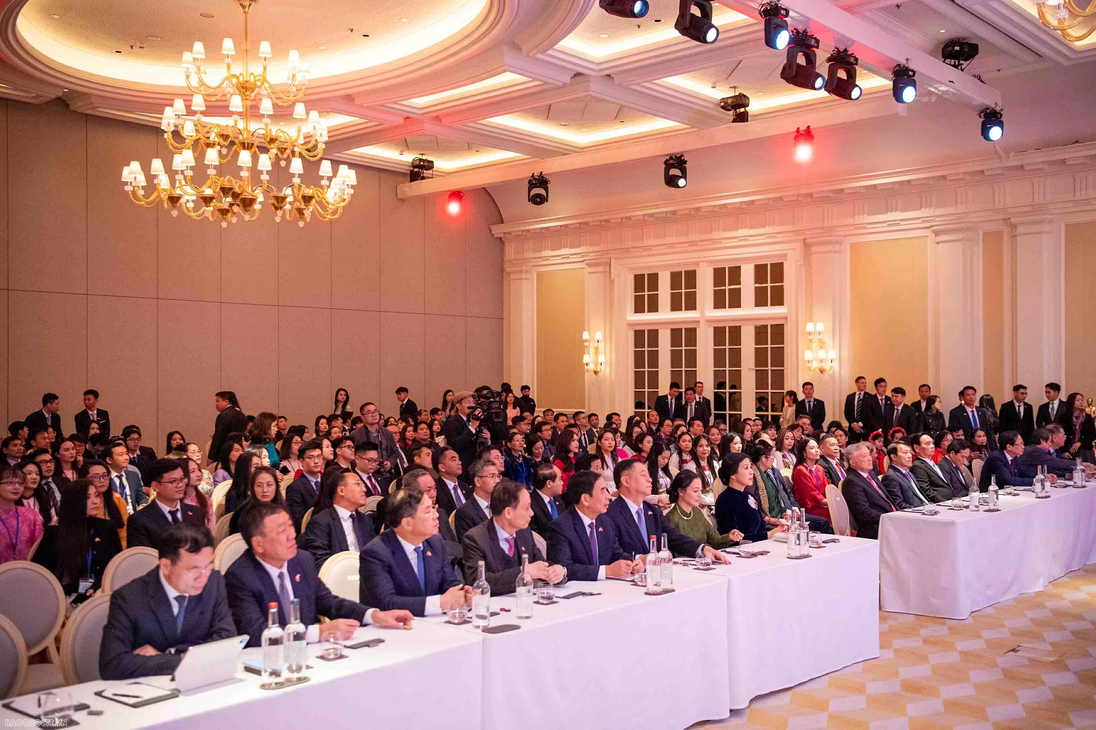 Tổng Bí thư Tô Lâm gặp gỡ cộng đồng người Việt Nam tại Vương quốc Anh Tổng Bí thư Tô Lâm gặp gỡ cộng đồng người Việt Nam tại Vương quốc Anh