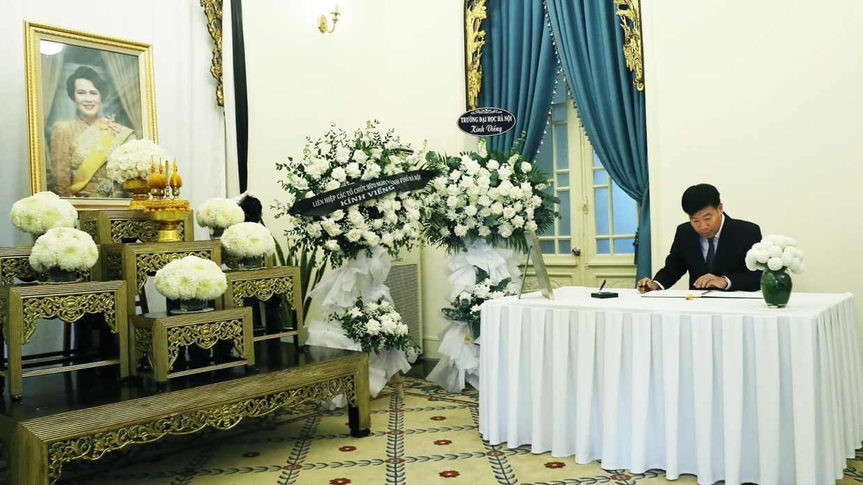 Thứ trưởng Nguyễn Mạnh Cường viếng và ghi sổ tang tưởng niệm Hoàng Thái hậu Vương quốc Thái Lan Sirikit