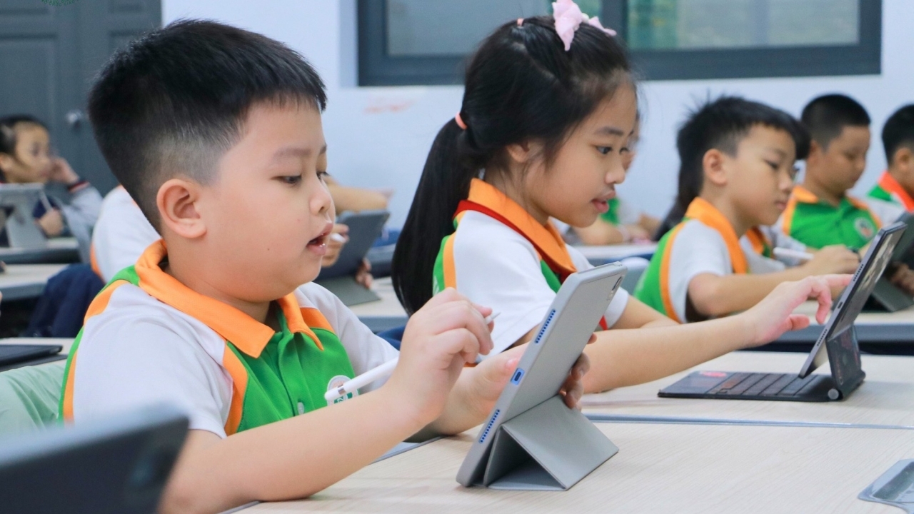 Khẳng định quyền con người qua chính sách giáo dục và y tế