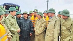 Phó Thủ tướng Mai Văn Chính thăm hỏi người dân Hà Tĩnh đang di dời, động viên lực lượng phòng, chống mưa lũ