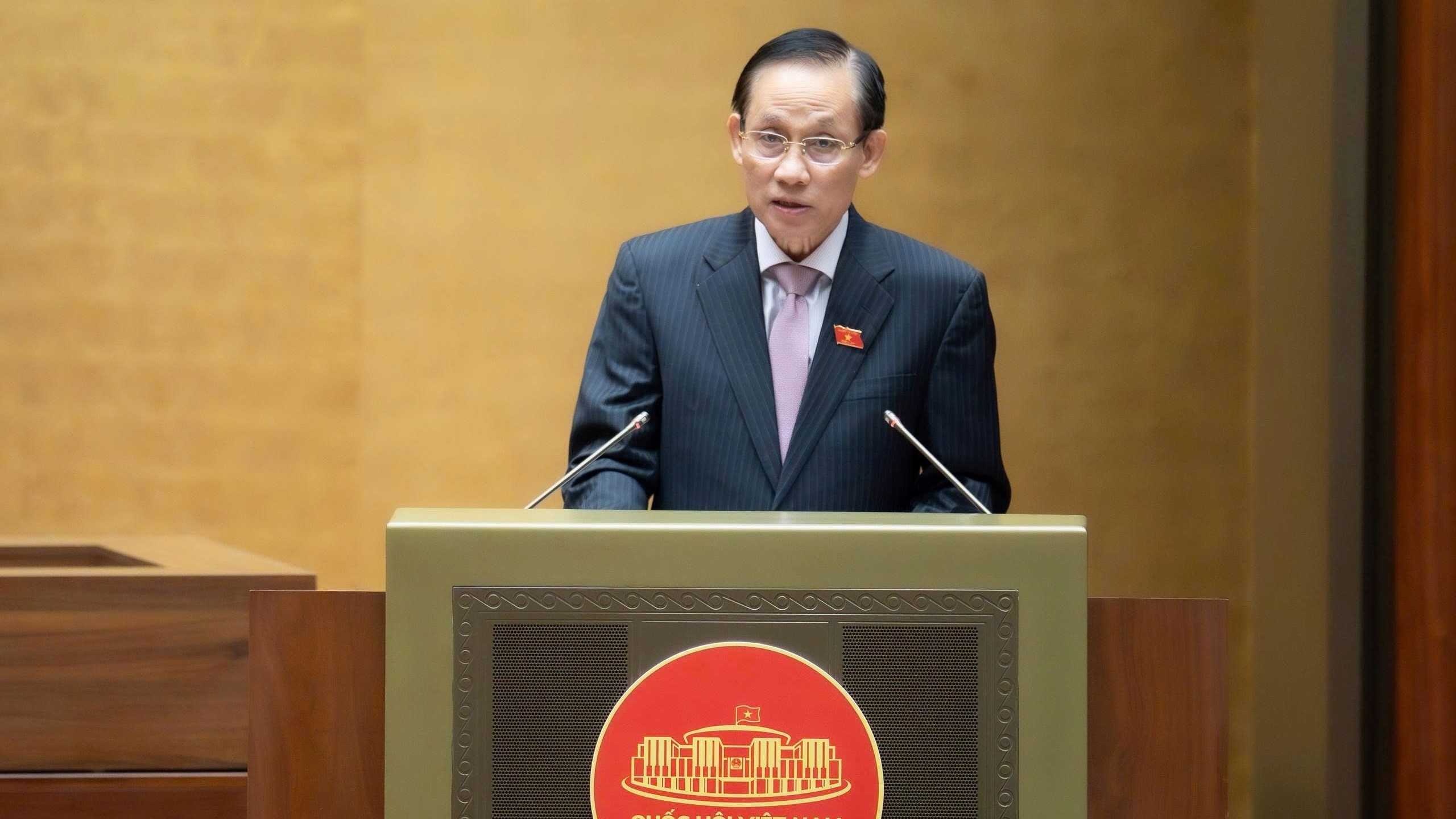 Bí thư Trung ương Đảng, Bộ trưởng Ngoại giao Lê Hoài Trung báo cáo Quốc hội về dự án Luật sửa đổi, bổ sung một số điều của Luật Điều ước quốc tế