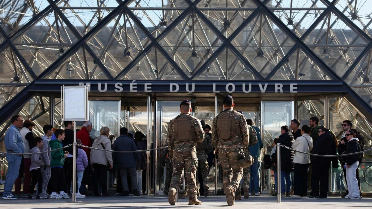 Điều tra vụ trộm ở Bảo tàng Louvre: Hệ thống an ninh lỗi thời, camera 'quay nhầm hướng'
