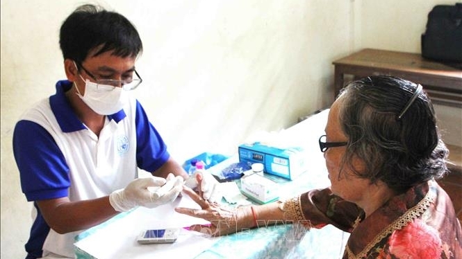 Khám, chữa bệnh từ thiện cho người dân có hoàn cảnh khó khăn ở Campuchia