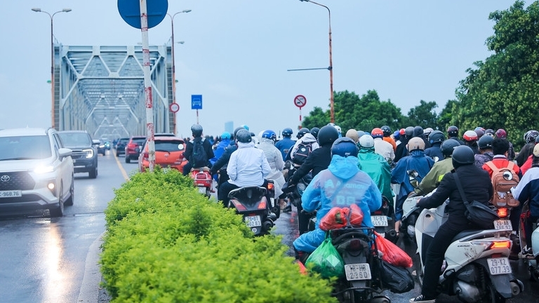 Phương tiện qua cầu Chương Dương tăng đột biến khi cầu Long Biên tạm thời cấm lưu thông