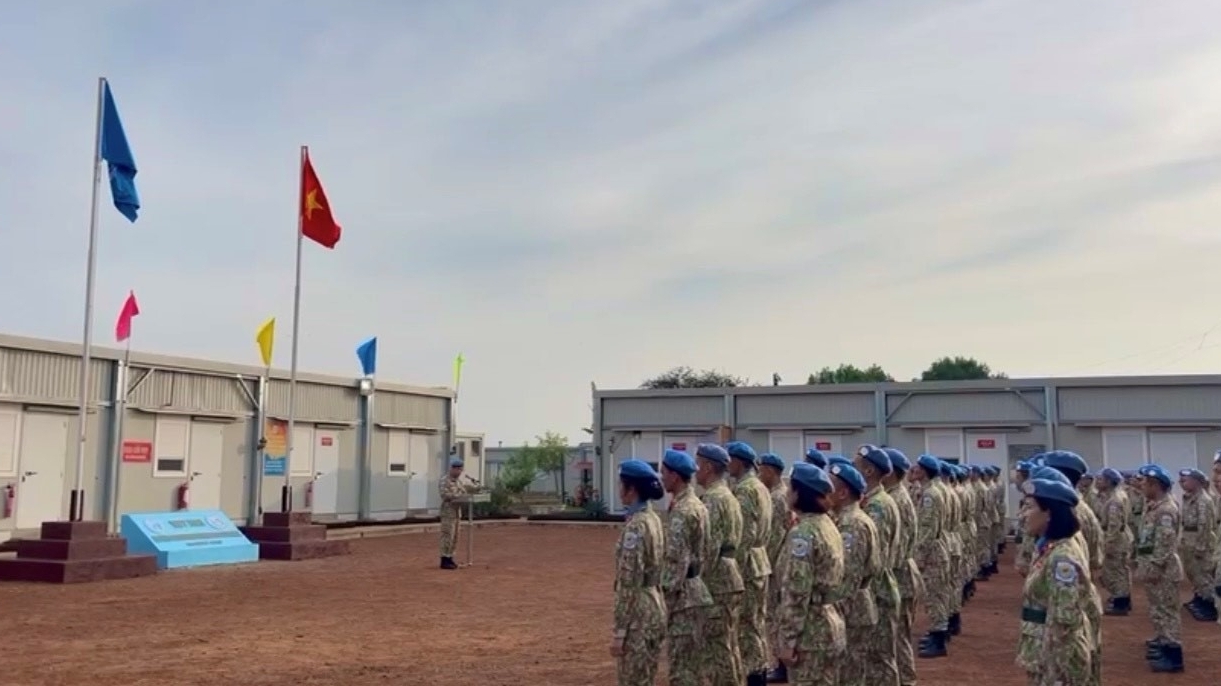 Khoảnh khắc chào cờ thiêng liêng của những chiến sĩ mũ nồi xanh Việt Nam