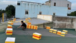 Hình ảnh người dân gia cố nhà cửa, đưa thuyền lên bờ tránh bão số 13 (Kalmaegi)