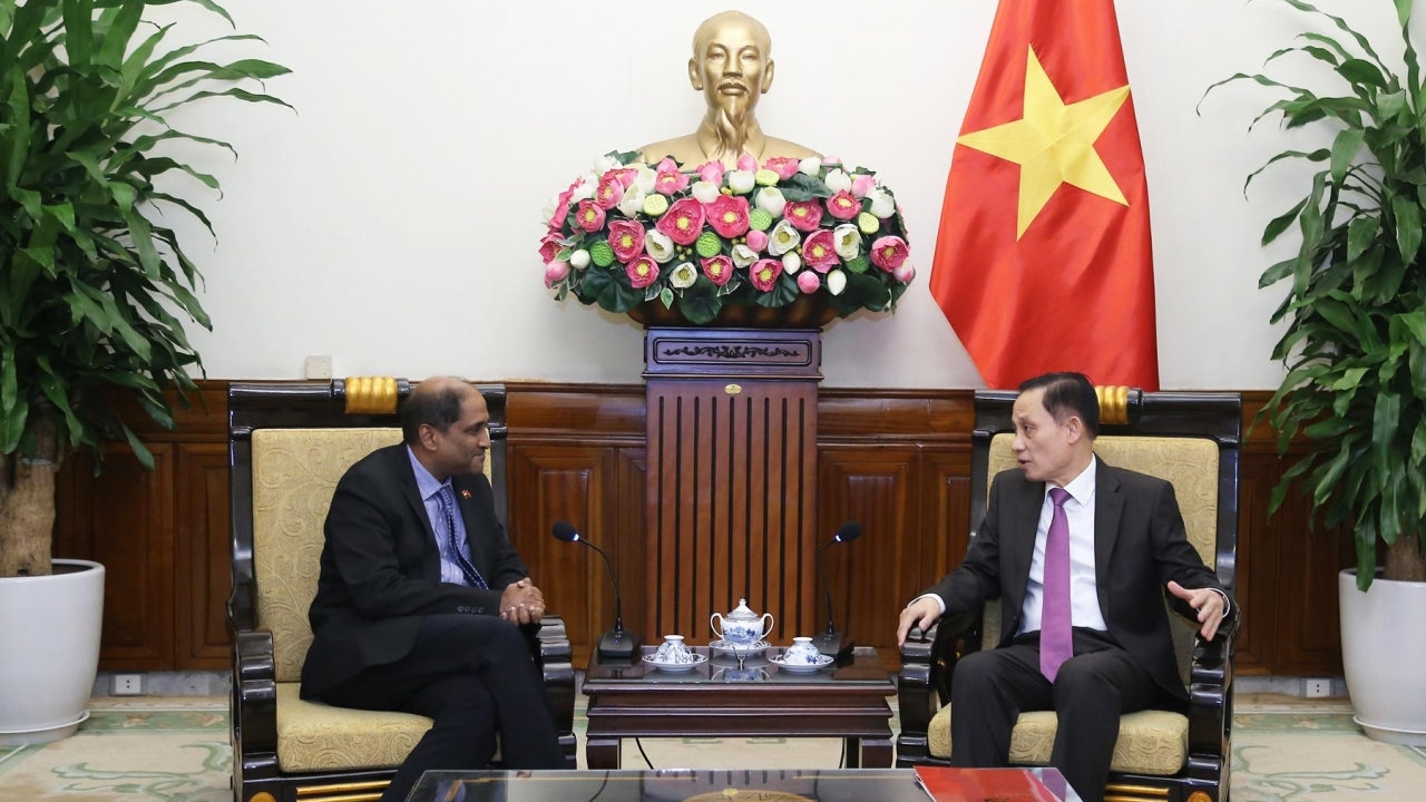 Bộ trưởng Ngoại giao Lê Hoài Trung tiếp Đại sứ Singapore Jaya Ratnam đến chào từ biệt