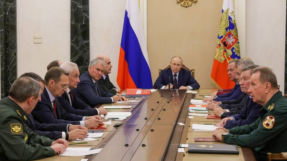 Tổng thống Nga ra lệnh xem xét khả năng thử nghiệm vũ khí hạt nhân, ông Trump bóng gió về một kế hoạch với Moscow và Bắc Kinh