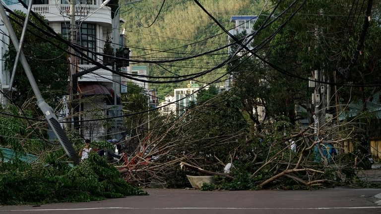 Hình ảnh nhà cửa, đường phố tan hoang sau 5 giờ bão số 13 đổ bộ