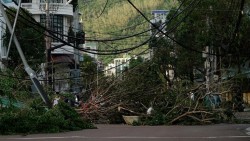 Hình ảnh nhà cửa, đường phố tan hoang sau 5 giờ bão số 13 đổ bộ