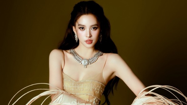 Hoa hậu Trần Tiểu Vy xinh đẹp, gợi cảm tuổi 25