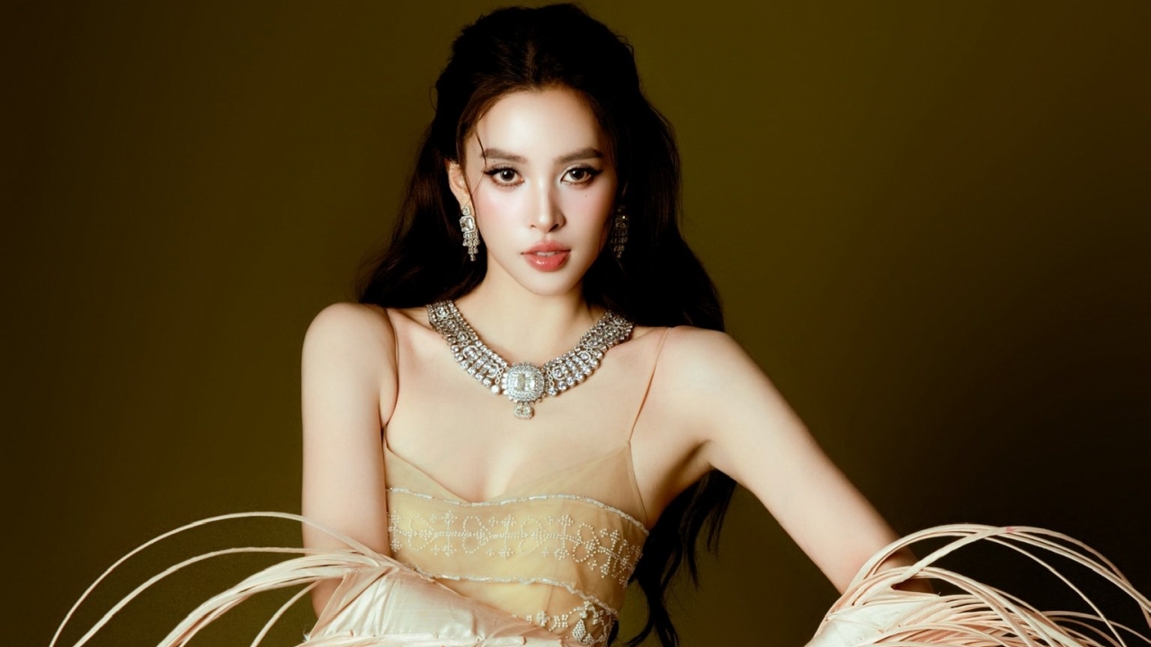 Hoa hậu Trần Tiểu Vy xinh đẹp, gợi cảm tuổi 25