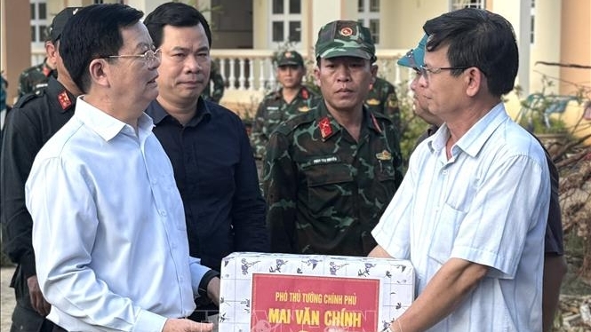 Phó Thủ tướng Mai Văn Chính thăm hỏi và tặng quà người dân vùng bị bão lũ tại Đắk Lắk