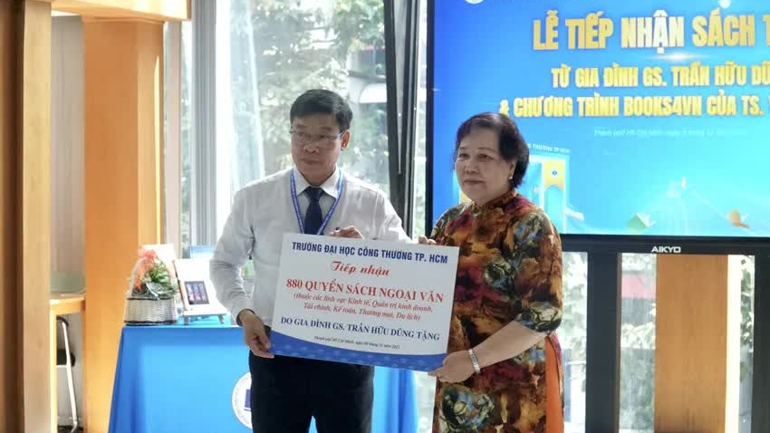 Việt kiều Mỹ tặng quê hương hơn nghìn đầu sách ngoại văn