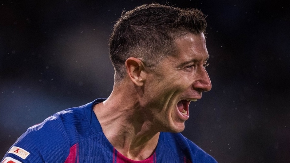 Lewandowski cân bằng thành tích hat-trick của hai huyền thoại Real