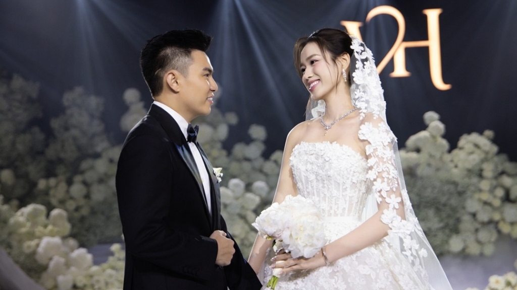 Hoa hậu Đỗ Thị Hà đẹp tinh khôi tại tiệc cưới ở Hà Nội