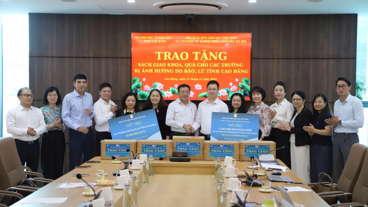 NXB Giáo dục Việt Nam đồng hành cùng học sinh vùng bão lũ