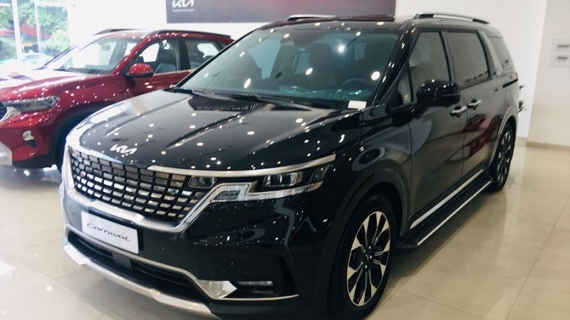 Kia Carnival máy xăng giảm giá mạnh tới 380 triệu đồng tại đại lý