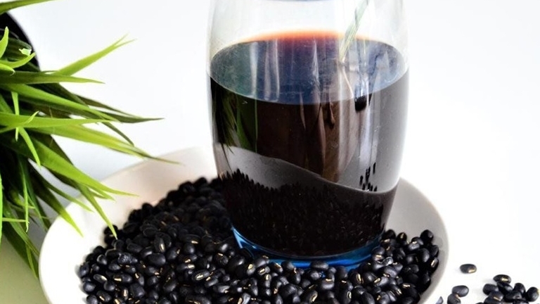 Y học cổ truyền: Cách pha nước đậu đen giúp làn da mịn màng khi thời tiết chuyển lạnh, hanh khô