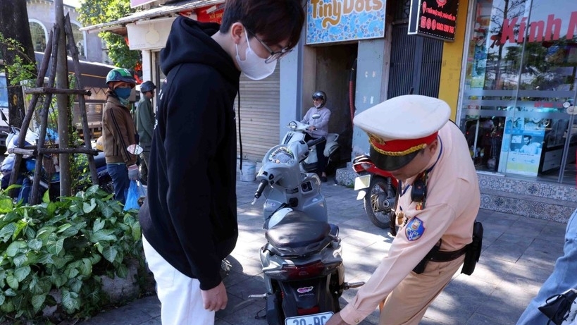 Hà Nội tăng cường kiểm tra, xử lý vi phạm sử dụng điện thoại và che biển số xe