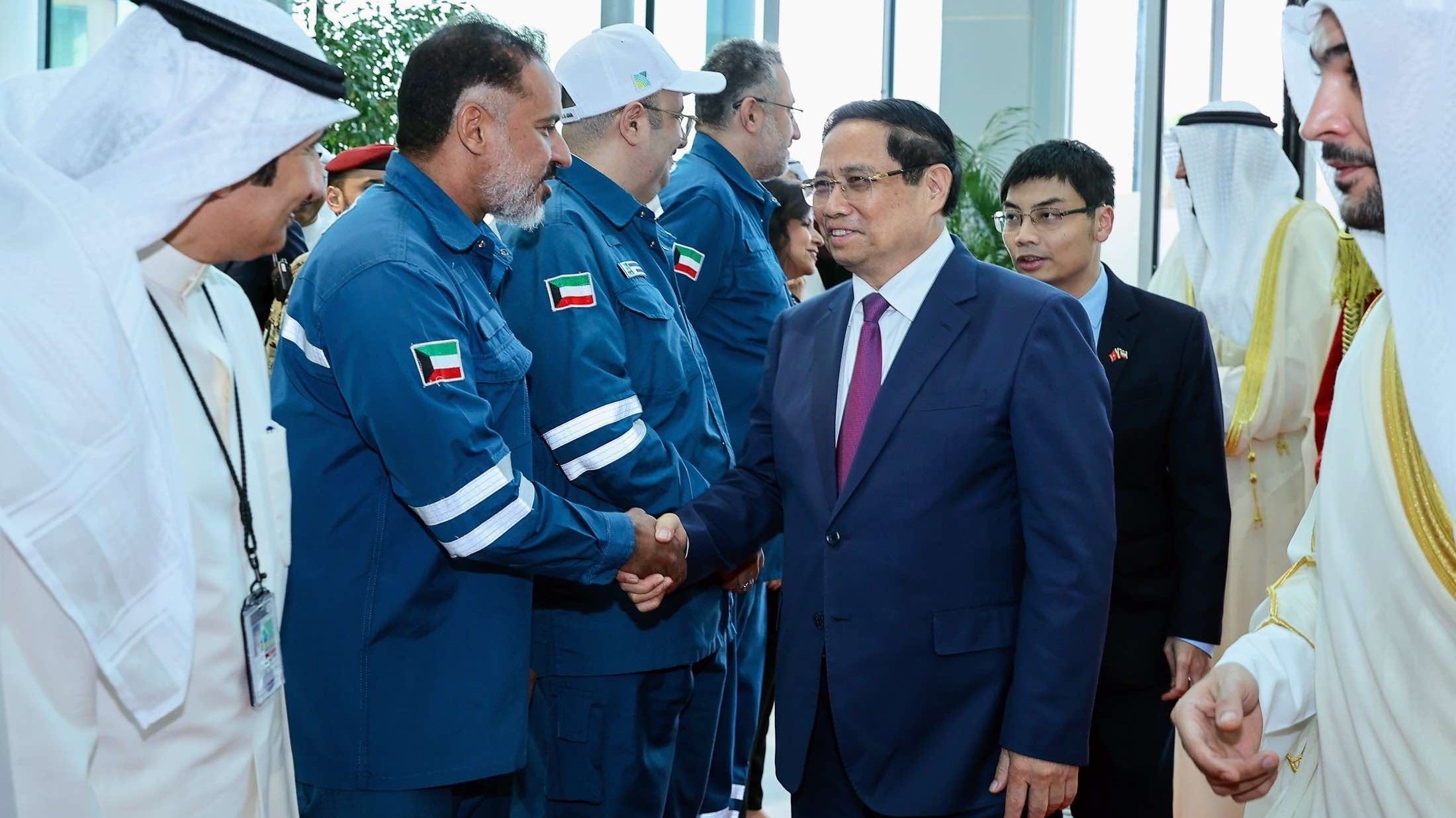 Thủ tướng Phạm Minh Chính thăm tổ hợp lọc dầu lớn và hiện đại nhất Trung Đông