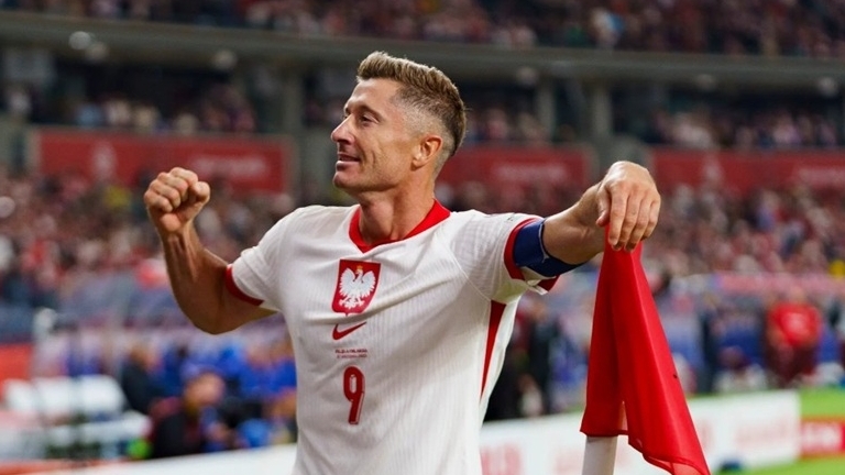 Tiền đạo Lewandowski tiến sát cột mốc 900 bàn thắng và kiến tạo