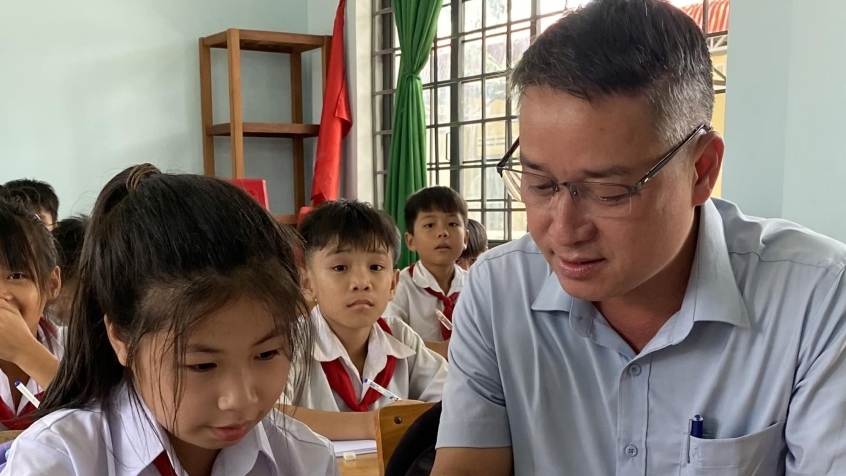 Thầy giáo thầm lặng gieo mầm tương lai trên biên giới Ia Đal