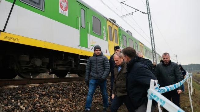 Tuyến đường sắt vận chuyển hàng viện trợ cho Ukraine bị nổ: Ba Lan điểm mặt chỉ tên thủ phạm, Nga nói 'đang đùa với lửa'